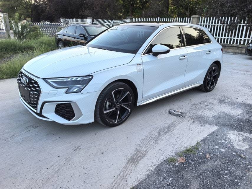 2023 immagine di auto 