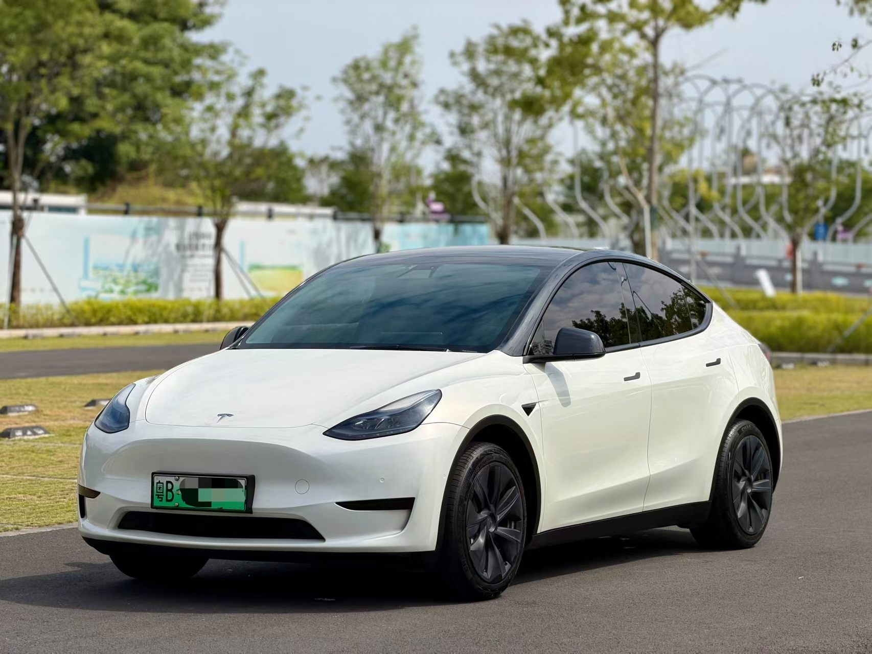 Tesla Model Y 2023 car image 