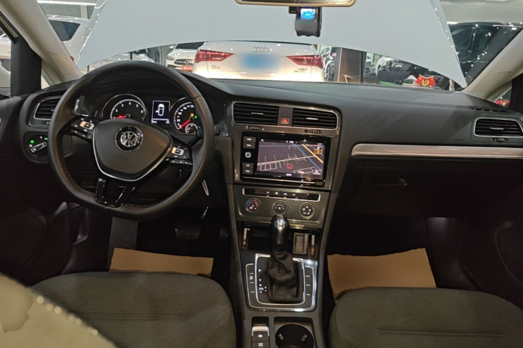 Volkswagen Golf 2019 car image #10