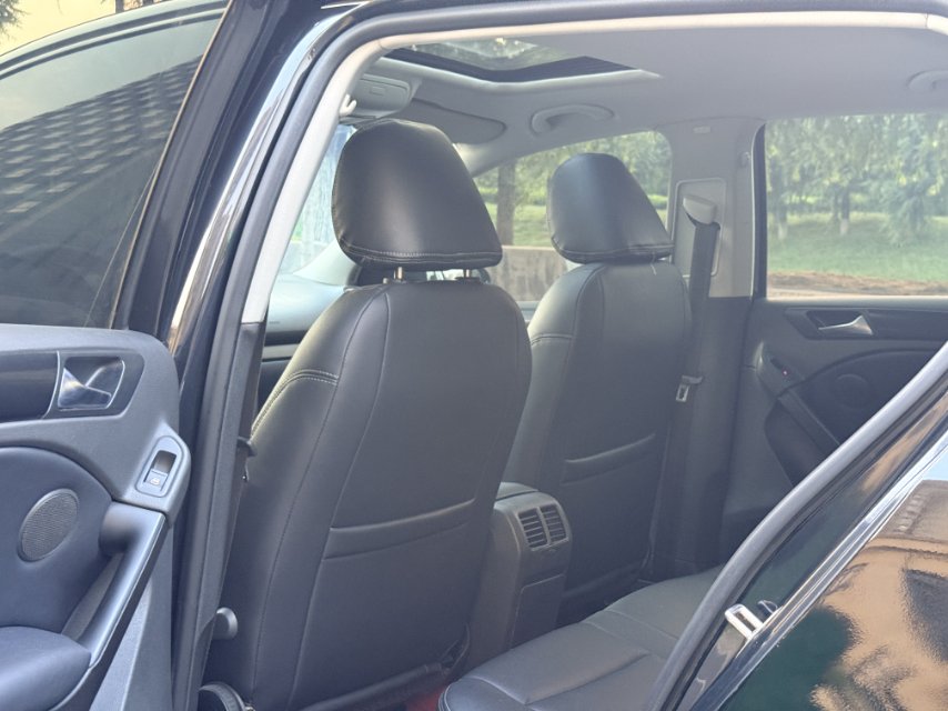 Volkswagen Golf 2010 car image #5