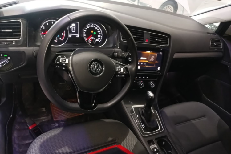 Volkswagen Golf 2019 car image #10