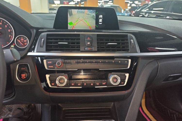 BMW 3 Series 2018 immagine di auto #13
