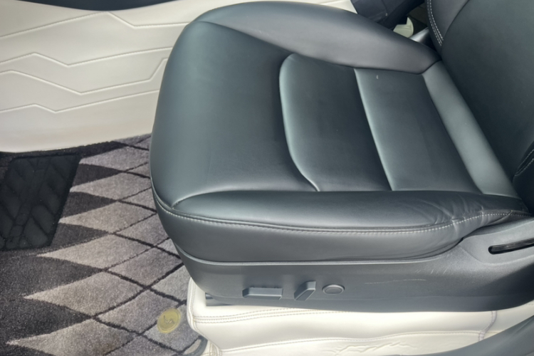 Tesla Model Y 2023 #16 Tesla Model Y 2023 car image #16