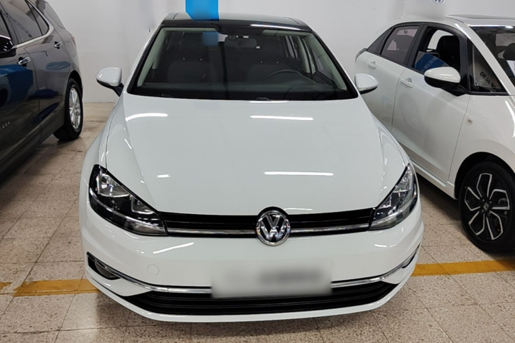 Volkswagen Golf 2018 car image #3