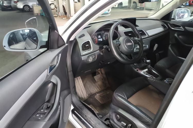 Audi Q3 2018 car image #16