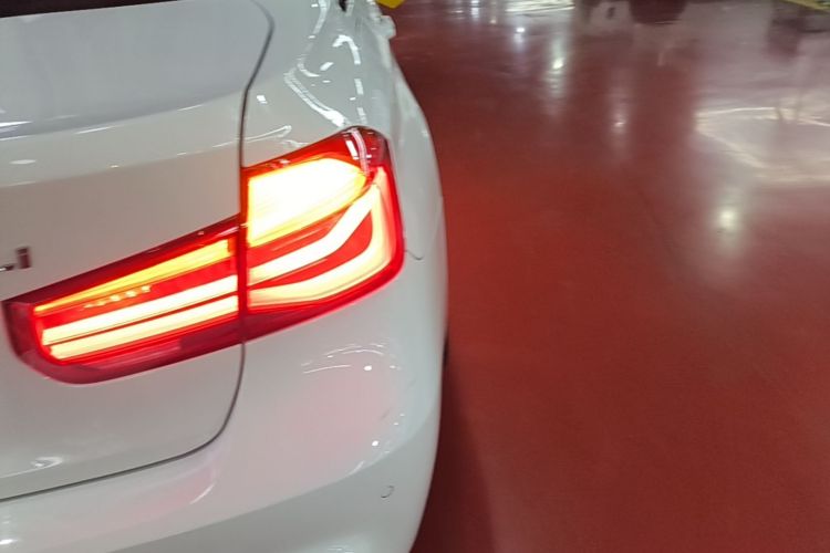 BMW 3 Series 2019 #8 BMW 3 Series 2019 car image #8