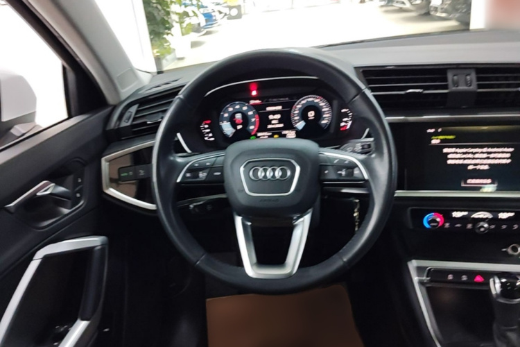 Audi Q3 2021 car image #11