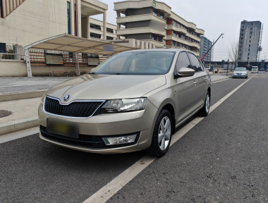 Skoda Rapid 2014 Skoda Rapid 2014 image de voiture