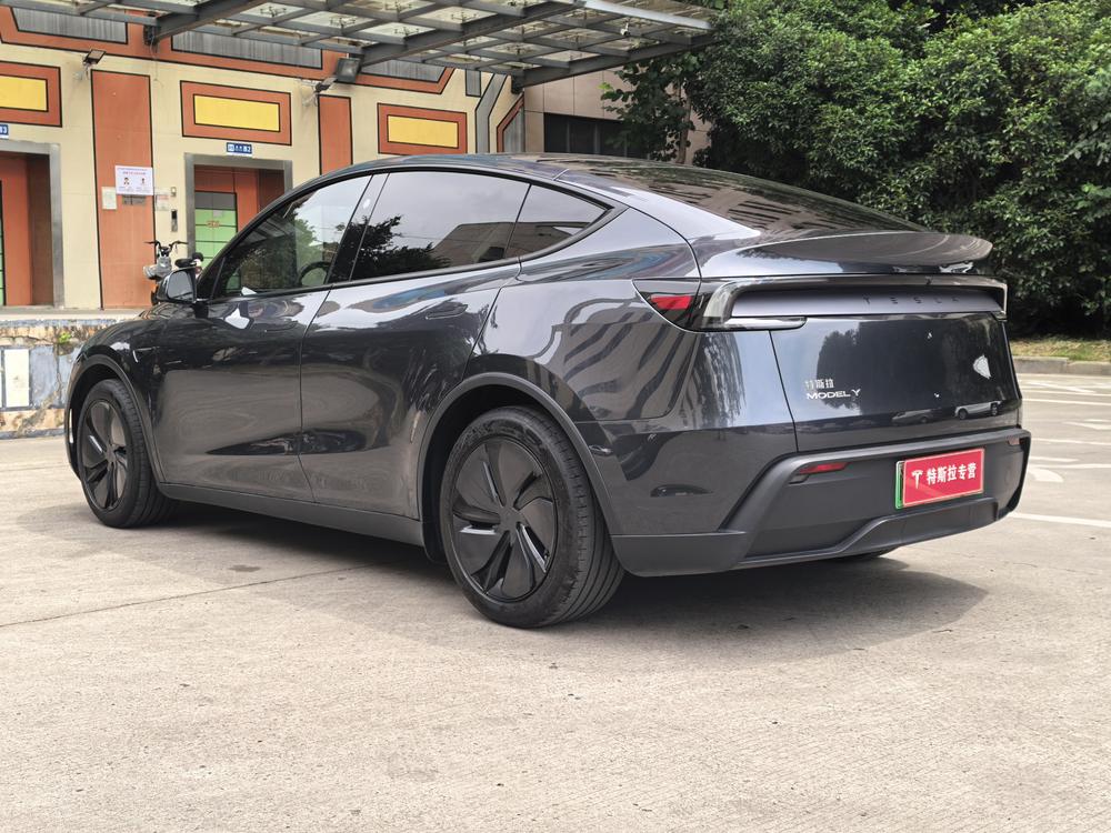 Tesla Model Y 2025 #5 Tesla Model Y 2025 car image #5