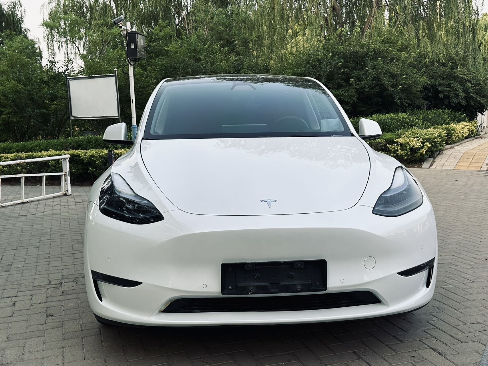 Tesla Model Y 2023 car image #2