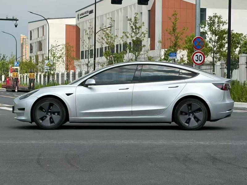 Tesla Model 3 2022 car image #3