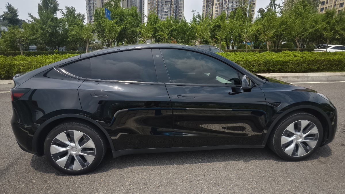 Tesla Model Y 2023 #5 Tesla Model Y 2023 car image #5
