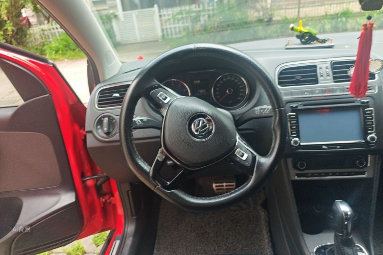 Volkswagen Polo 2015 car image #12