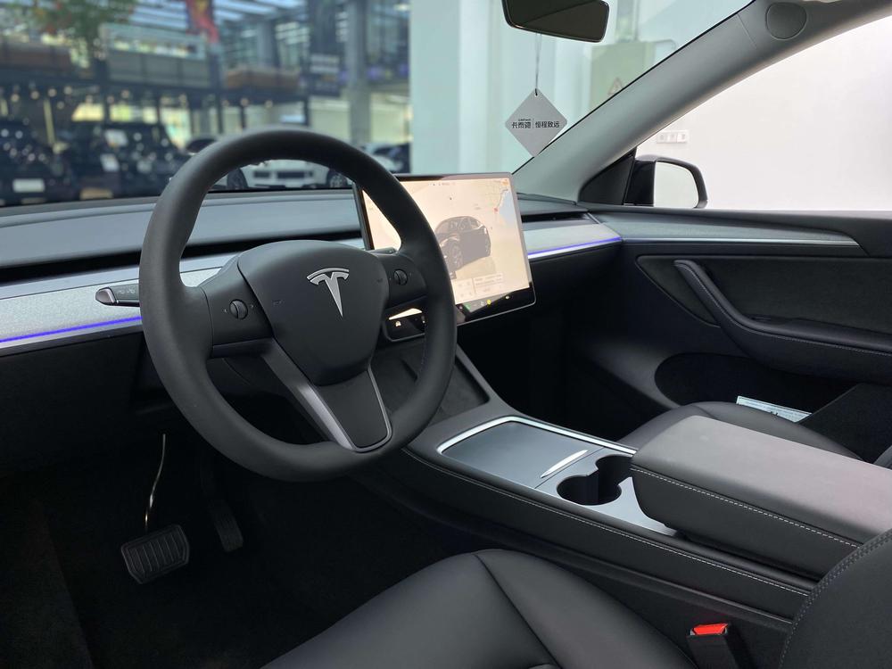 Tesla Model Y 2024 car image #25