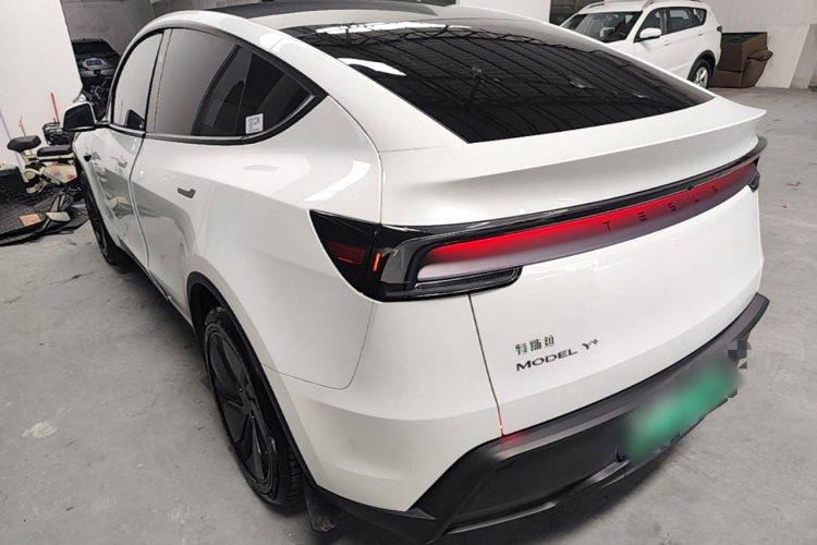 Tesla Model Y 2026 #7 Tesla Model Y 2026 car image #7