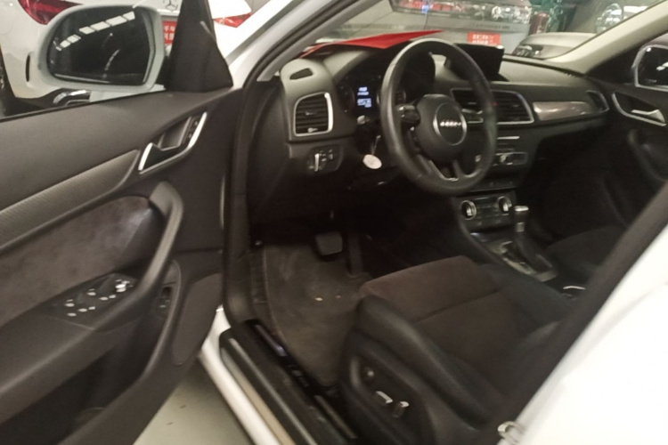 Audi Q3 2018 car image #16