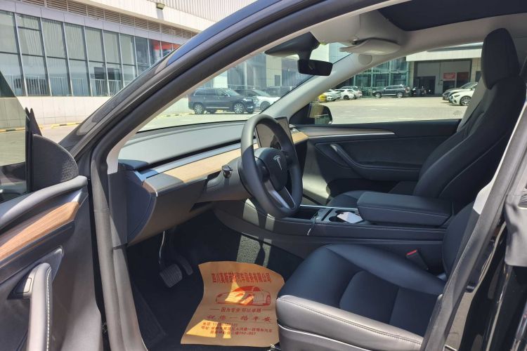 Tesla Model Y 2023 car image #9