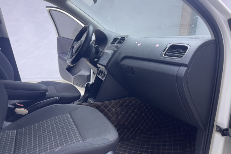 Volkswagen Polo 2015 صورة سيارة #12