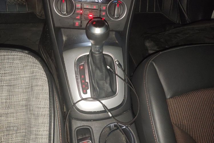 Audi Q3 2019 car image #16