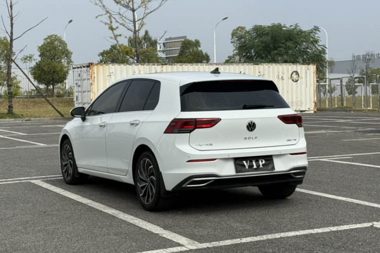 Volkswagen Golf 2023 car image #5