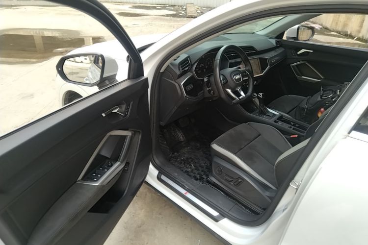 Audi Q3 2021 car image #16