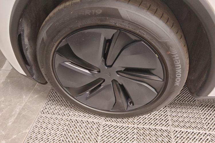 Tesla Model Y 2025 #9 Tesla Model Y 2025 صورة سيارة #9