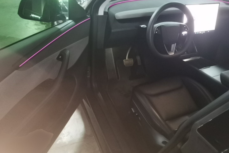 Tesla Model Y 2025 #16 Tesla Model Y 2025 car image #16
