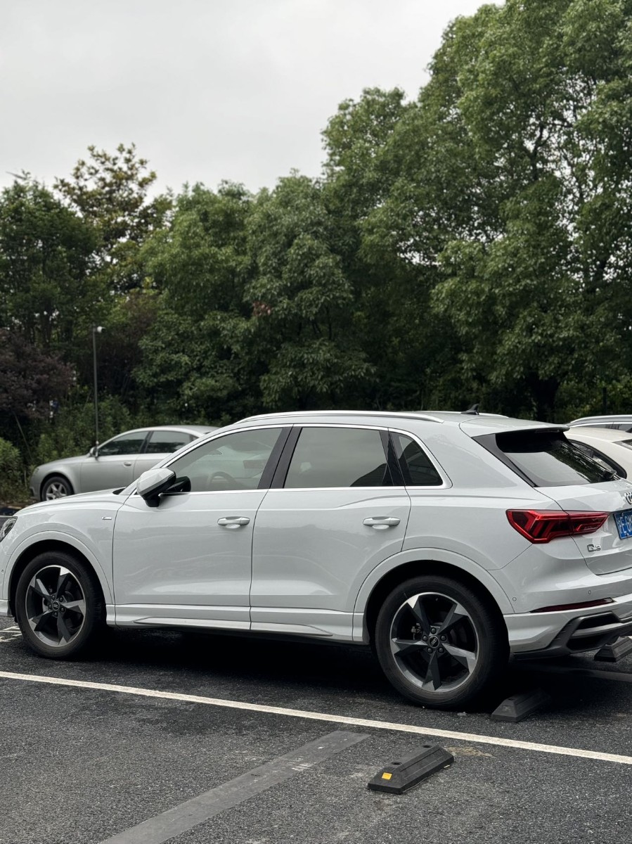 Audi Q3 2022 car image #5