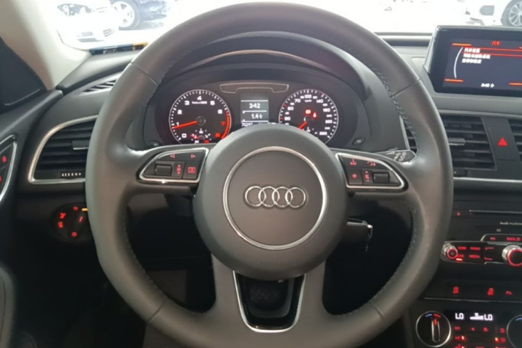 Audi Q3 2018 car image #11
