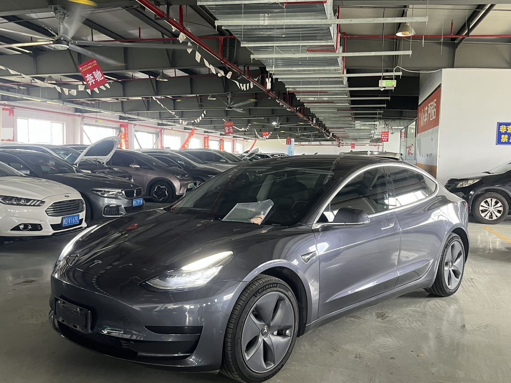 Tesla Model 3 2020 car image 