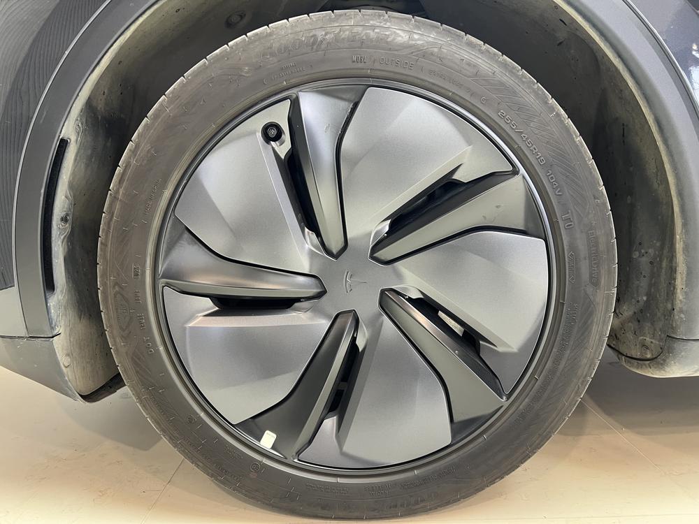 Tesla Model Y 2025 #8 Tesla Model Y 2025 car image #8