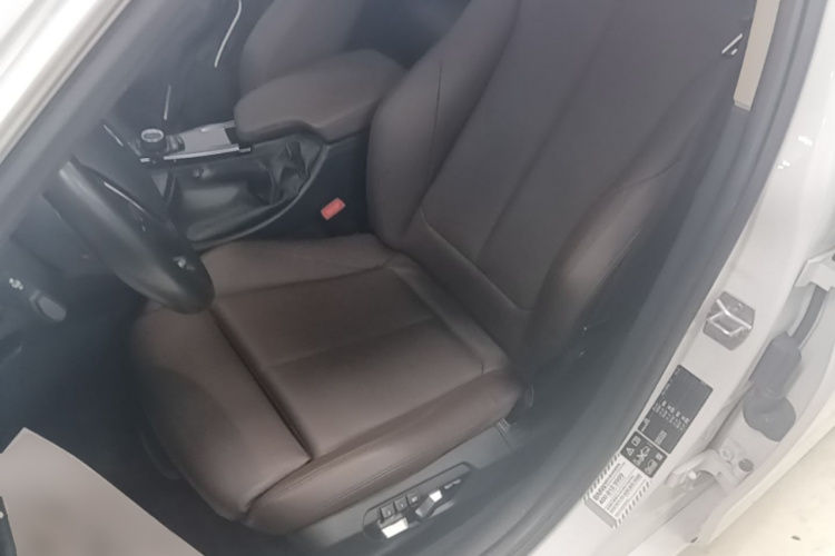 BMW 3 Series 2018 car image #23