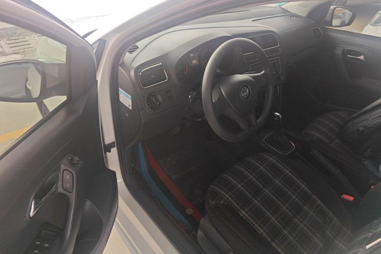 Volkswagen Polo 2015 car image #16