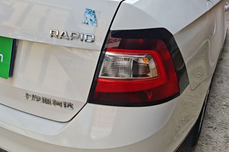 Skoda Rapid 2018 car image #8