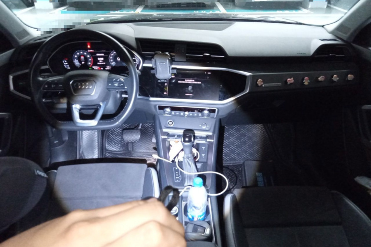 Audi Q3 2021 car image #12