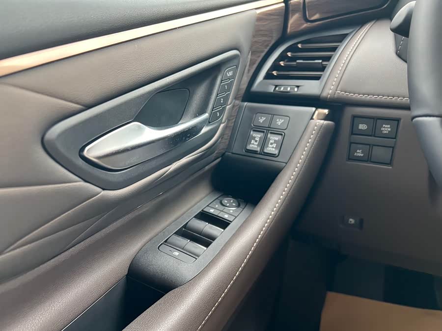 Toyota Alphard car image #11