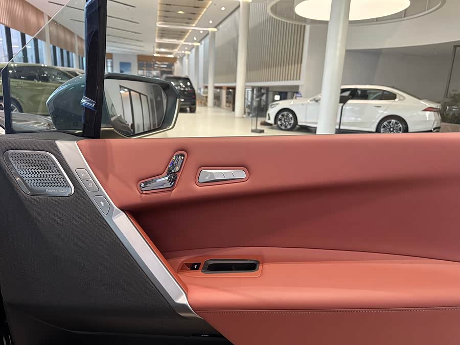 BMW iX M60 imagem de carro #11