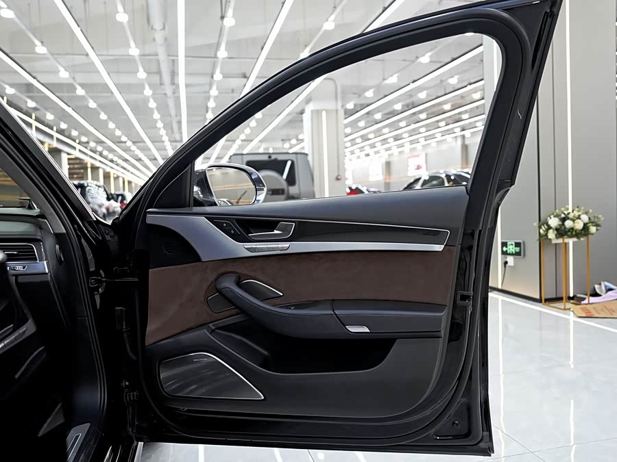 Audi S8 2015 car image #11