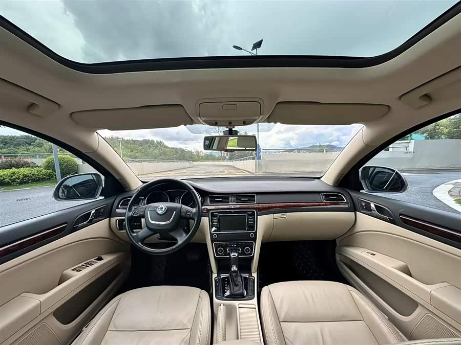 Skoda Superb Combi 2015 car image #11