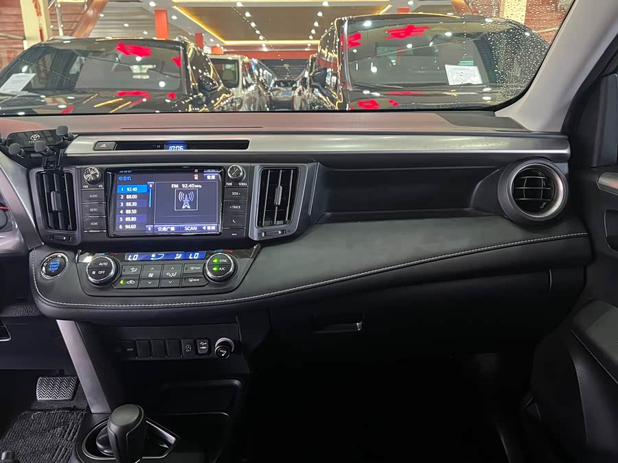 Toyota RAV4 2019 car image #11