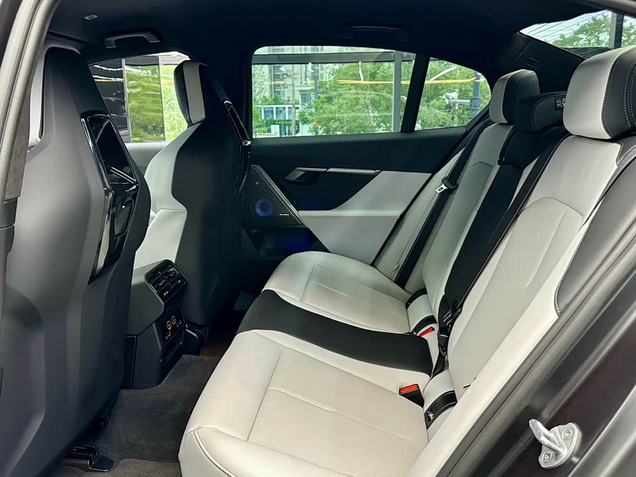 BMW M5 New Energy 2025 car image #11