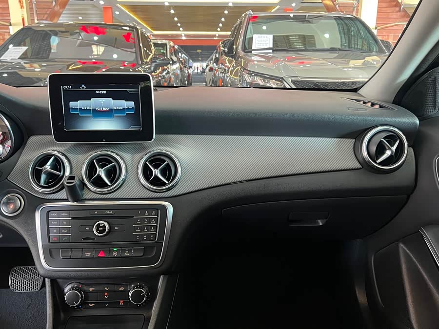 Mercedes-Benz GLA Class 2017 car image #11