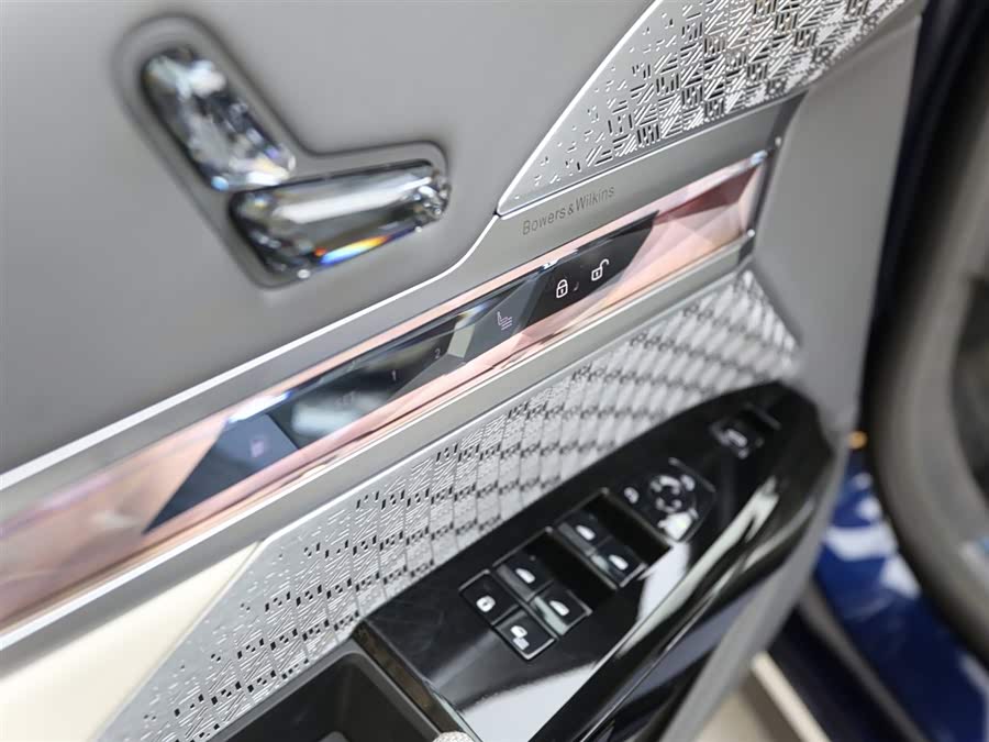 BMW M760Le car image #11