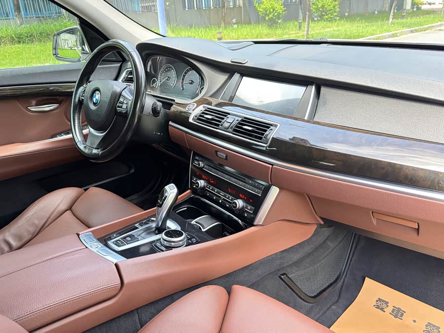 BMW 5 Series GT 2010 immagine di auto #11