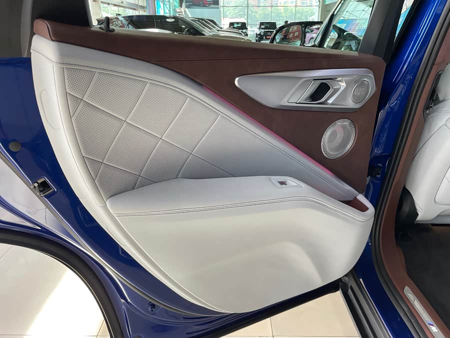 BMW XM 2024 immagine di auto #11