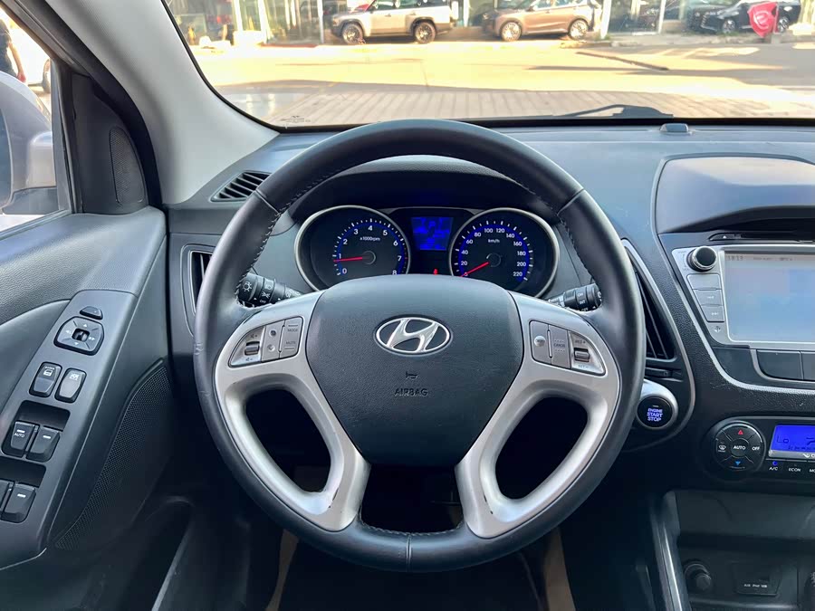 Hyundai ix35 2014 car image #11