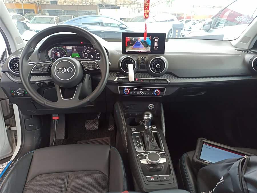 Audi Q2L e-tron 2021 صورة سيارة #11