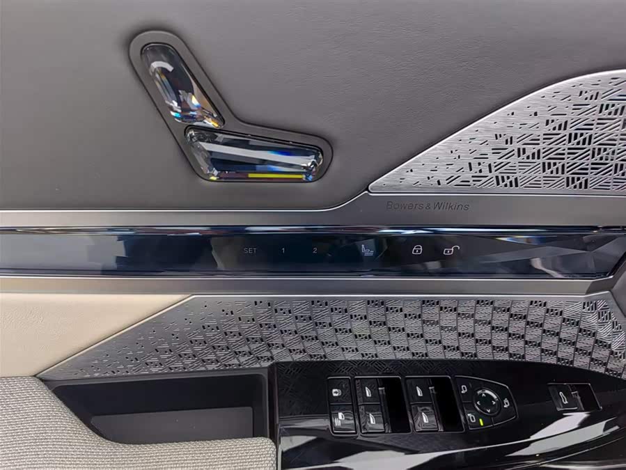 BMW i7 M70L 2024 #11 BMW i7 M70L 2024 car image #11