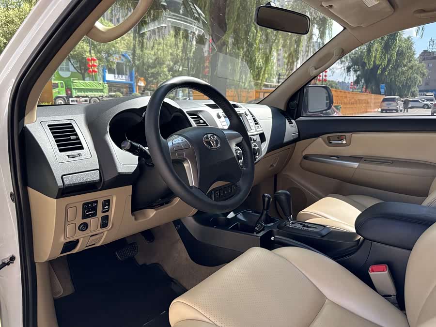 Toyota Fortuner 2016 immagine di auto #11