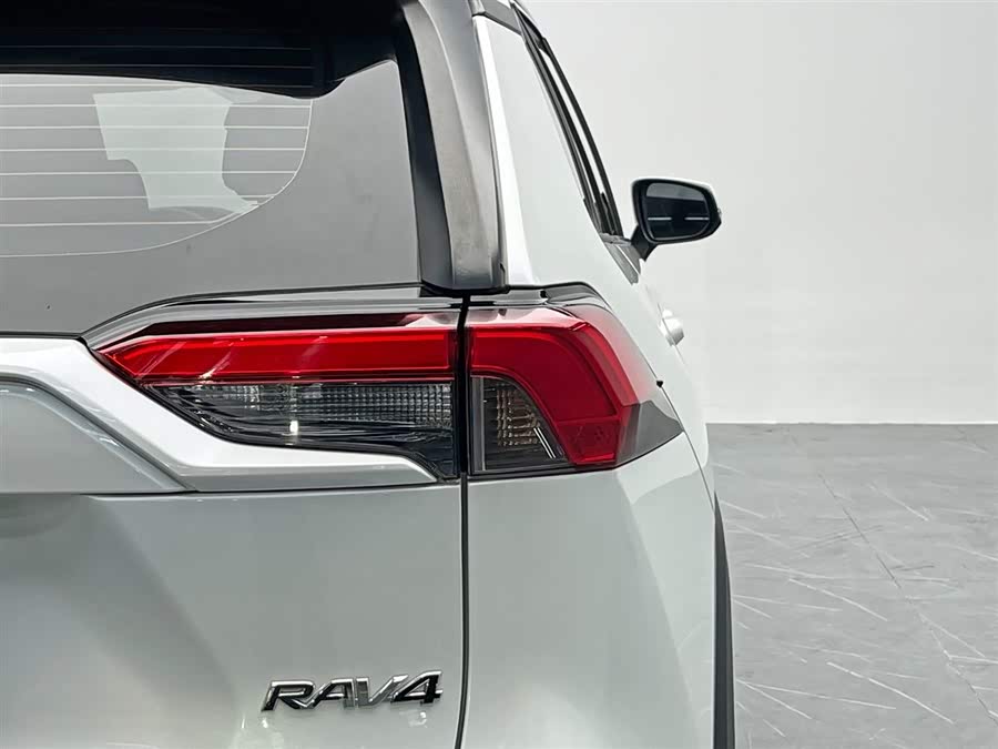 Toyota RAV4 2023 image de voiture #11